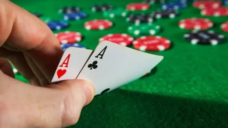 Mỗi thành viên trong bàn Xì Dách sẽ được nhà cái chia cho 2 lá bài úp ở đầu ván