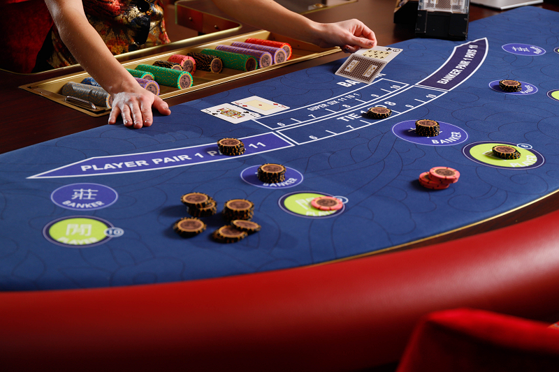 Thị trường game casino trực tuyến phát triển mạnh nhờ sự đa dạng của các nhóm trò chơi, từ những dòng game bàn truyền thống đến live casino theo thời gian thực và slot game giàu hình ảnh.
Mỗi nhóm sở hữu đặc điểm vận hành, mức độ tương tác và phong cách giải trí riêng, tạo nên hệ sinh thái phong phú cho người dùng. Khi công nghệ đồ họa, streaming và thuật toán RNG được áp dụng rộng rãi, các trò chơi ngày càng trở nên trực quan và thân thiện hơn.
Bài viết dưới đây nhà cái Fly88 mang đến góc nhìn tổng quan về những nhóm game casino trực tuyến phổ biến, giúp người đọc hiểu rõ cách phân loại và sự khác biệt của từng nhóm trong bối cảnh ngành giải trí số liên tục phát triển.
Nhóm Table Games cốt lõi của casino
Nhóm game bàn tại Fly88 là một trong những nền tảng cốt lõi hình thành nên thế giới casino. Đây là dòng game mô phỏng lại những trò chơi dựa trên quy tắc truyền thống, thường được vận hành bằng cách so sánh kết quả giữa người chơi và nhà cái hoặc theo cơ chế dự đoán.
Mỗi trò trong nhóm game bàn đều có nét đặc trưng riêng và yêu cầu người theo dõi hiểu một số quy tắc cơ bản.
Baccarat trực tuyến  Baccarat giữ vị trí quan trọng trong nhóm game casino trực tuyến nhờ cách vận hành rõ ràng và tốc độ chơi nhanh. Trò chơi dựa trên việc so điểm giữa hai cửa: Player và Banker. Nhiều phiên bản baccarat trực tuyến được thiết kế với giao diện gọn gàng, các nút chức năng dễ nắm bắt và góc quay rõ ràng giúp người dùng quan sát từng lá bài.
Blackjack
Blackjack được yêu thích trên toàn cầu bởi sự kết hợp giữa tính chiến lược và khả năng phân tích. Mục tiêu của người chơi là đạt số điểm gần nhất với 21 nhưng không vượt quá giới hạn. Trong phiên bản trực tuyến, các thao tác như rút bài, dừng bài hay tách đôi được thể hiện thông qua các nút bấm trực quan. Những người thích tư duy thường chọn blackjack vì tính logic cao trong từng lượt xử lý.
Roulette
Roulette là trò chơi dự đoán vị trí quả bóng trong vòng quay. Bản trực tuyến mô phỏng lại bàn quay với độ chi tiết cao, khiến người xem cảm giác như đang theo dõi trực tiếp tại sảnh casino thật. Người chơi có thể chọn nhiều kiểu dự đoán, từ đơn giản đến phức tạp hơn, tùy vào phong cách quan sát.
Poker trực tuyến
Poker là trò chơi đòi hỏi phân tích, đọc tình huống và khả năng kiểm soát cảm xúc. Trong phiên bản trực tuyến, poker có nhiều biến thể như Texas Hold’em hay Omaha. Mỗi ván poker diễn ra theo từng vòng, giúp người chơi theo dõi diễn biến một cách mạch lạc. Sự hấp dẫn của poker đến từ tính chiến thuật và khả năng dự đoán đối thủ.
Nhóm live casino Fly88 thời gian thực qua camera
Sự phát triển của công nghệ streaming giúp live casino trở thành xu hướng quan trọng. Mô hình này mang lại trải nghiệm gần giống với casino thật, nơi người dùng theo dõi dealer chia bài hoặc vận hành bàn chơi ngay trước mắt thông qua camera chất lượng cao.
Live Baccarat, Live Roulette, Live Blackjack
Các trò chơi live được vận hành trong studio chuyên nghiệp, với ánh sáng, bàn chơi và thiết bị được chuẩn hóa. Người xem có thể quan sát chuyển động thực tế của dealer, từ đó tăng cảm giác tin cậy. Live baccarat, live roulette và live blackjack đều giữ được cơ chế nguyên bản, nhưng được hỗ trợ thêm giao diện trực tuyến để tương tác mượt hơn.
Game show live hiện đại
Ngoài các trò mang tính cổ điển, live casino còn mở rộng sang game show với phong cách mới mẻ như Crazy Time, Monopoly Live hoặc Deal or No Deal. Đây là các trò chơi có dẫn chương trình thật, kết hợp yếu tố ngẫu nhiên và hiệu ứng hình ảnh.
Game show live tạo ra không khí sinh động, nhẹ nhàng và phù hợp với số đông người xem yêu thích phong cách giải trí tương tác.
Điểm mạnh của live casino
Lợi thế của live casino nằm ở tính minh bạch và cảm giác chân thực. Người xem quan sát mọi diễn biến thông qua nhiều góc máy, nhờ đó tạo sự tin tưởng trong quá trình theo dõi trò chơi. Tương tác liên tục giữa studio và người dùng giúp trải nghiệm trở nên sống động và có chiều sâu hơn.
Nhóm slot game Fly88 đa dạng với đồ họa phong phú
Slot game là nhóm phát triển mạnh nhất trong thị trường casino trực tuyến. Các slot hiện đại sở hữu đồ họa bắt mắt, hiệu ứng động phong phú và nhiều chủ đề khác nhau. Điều này tạo nên sự linh hoạt và đáp ứng nhiều sở thích.
Video slot
Video slot sử dụng hoạt ảnh 2D hoặc 3D với hiệu ứng chuyển động tinh tế. Mỗi game có bối cảnh riêng, từ thần thoại, khoa học, văn hóa đến chủ đề hoạt hình. Nhà phát triển chú trọng xây dựng thế giới hình ảnh lôi cuốn, giúp người xem cảm nhận rõ câu chuyện và phong cách của từng trò.
Classic slot
Classic slot vẫn giữ phong cách ba trục truyền thống, quen thuộc với người dùng yêu thích sự đơn giản. Hình ảnh trái cây, số bảy may mắn hoặc chuông vàng là những biểu tượng thường thấy trong nhóm này. Dù giản dị, classic slot vẫn giữ được sự yêu thích nhờ phong cách gọn gàng.
Megaways
Megaways là cơ chế hiện đại cho phép số lượng cách thắng thay đổi trong mỗi vòng quay. Điều này tạo nên cảm giác bất ngờ và tăng sự linh hoạt cho slot game. Cơ chế này thường được phát triển bởi các studio lớn, kết hợp hiệu ứng mạnh và bối cảnh đặc sắc.
Jackpot slot
Jackpot slot luôn thu hút người xem nhờ phần thưởng tích lũy theo thời gian. Dù mỗi trò có cách vận hành khác nhau, điểm chung nằm ở cảm giác mong đợi trong từng vòng quay. Jackpot slot thường có đồ họa rực rỡ, hiệu ứng mạnh và âm thanh tạo kịch tính.  Nhóm game bắn cá Fly88 hấp dẫn
Game bắn cá xuất hiện trên nền tảng trực tuyến sau khi gây tiếng vang tại các máy arcade. Đây là trò chơi mang tính tương tác cao và tập trung vào kỹ năng quan sát. Người dùng điều khiển súng bắn vào cá di chuyển trên màn hình nhằm đạt mục tiêu theo từng cấp độ.
Phiên bản 2D truyền thống
Phiên bản này mô phỏng lại phong cách arcade cổ điển với chuyển động đơn giản, bối cảnh phẳng và thao tác dễ nắm bắt. Người xem dễ quan sát luồng di chuyển của cá và điều khiển súng theo nhịp độ ổn định.
Bắn cá 3D
Phiên bản 3D được nâng cấp bằng đồ họa chiều sâu, ánh sáng chân thực và chuyển động mượt. Môi trường biển hoặc sông được mô phỏng kỹ càng tạo cảm giác nhập vai cao. Nhiều người yêu thích phiên bản 3D vì độ trực quan mạnh.
Các chế độ trong game bắn cá
Nhiều trò bắn cá cung cấp chế độ săn boss, phòng riêng hoặc multiplayer. Sự đa dạng này tạo thêm màu sắc cho trải nghiệm và phù hợp với nhiều phong cách theo dõi khác nhau.
Nhóm mini game phù hợp thao tác đơn giản
Mini game tại nhà cái Fly88 là nhóm có cơ chế đơn giản, thời gian diễn ra ngắn và dễ làm quen. Đây là lựa chọn phù hợp với người thích trải nghiệm nhanh.
Tài xỉu
Tài xỉu là trò dự đoán tổng điểm xúc xắc. Phiên bản trực tuyến giữ nguyên cơ chế truyền thống với giao diện mô phỏng xúc xắc và bảng dự đoán rõ ràng.
Xóc đĩa
Xóc đĩa mô phỏng lại hình thức dùng đồng xu đặt trong bát. Giao diện đơn giản, dễ hiểu và quen thuộc với nhiều người tại châu Á.
Keno
Keno là trò chọn số dựa trên kết quả quay nhanh. Tốc độ vòng quay nhanh phù hợp với người muốn trải nghiệm liên tục.
Crash game
Crash game là mô hình hệ số tăng theo thời gian thực. Hệ số thay đổi liên tục tạo nên cảm giác căng thẳng, phù hợp với người thích thử thách quan sát.
Kết luận
Sự phát triển của thị trường giải trí trực tuyến tạo nên hệ sinh thái game casino đa dạng với nhiều nhóm trò chơi khác biệt. Mỗi nhóm tại Fly88 mang phong cách riêng, từ bàn cổ điển đến live tương tác, từ slot hình ảnh mạnh đến mini game tốc độ cao. Công nghệ liên tục cải tiến giúp các nhóm game được mở rộng, tạo ra trải nghiệm ngày càng phong phú.
Hiểu rõ từng nhóm giúp người xem có góc nhìn toàn diện về cách ngành casino trực tuyến đang vận hành. Sự đa dạng trong cấu trúc và phong cách trò chơi là nền tảng giúp thị trường phát triển mạnh và phù hợp với nhu cầu của người dùng trong thời đại số.
