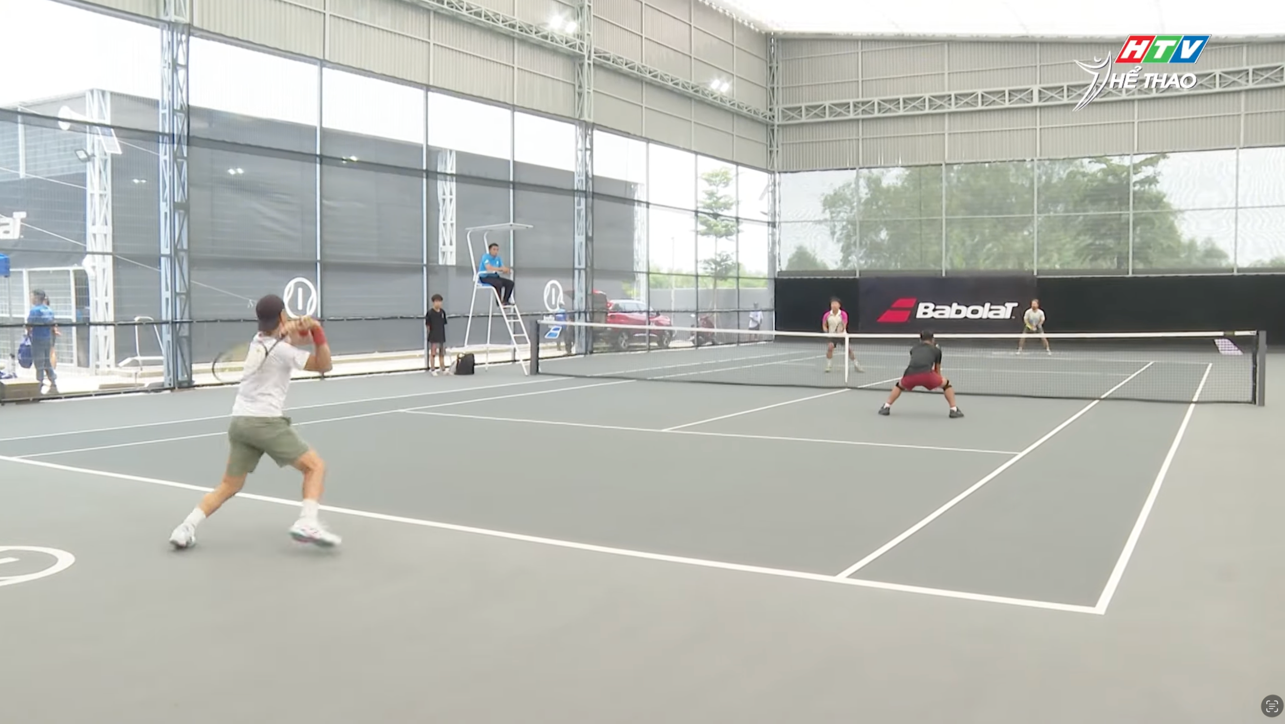 Sân tennis ảo với bảng điểm điện tử hiện đại